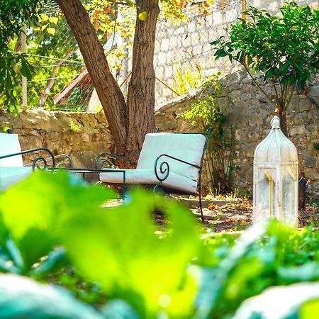 Charming Two-Bed Apartment Orange Garden Сутиван Екстериор снимка
