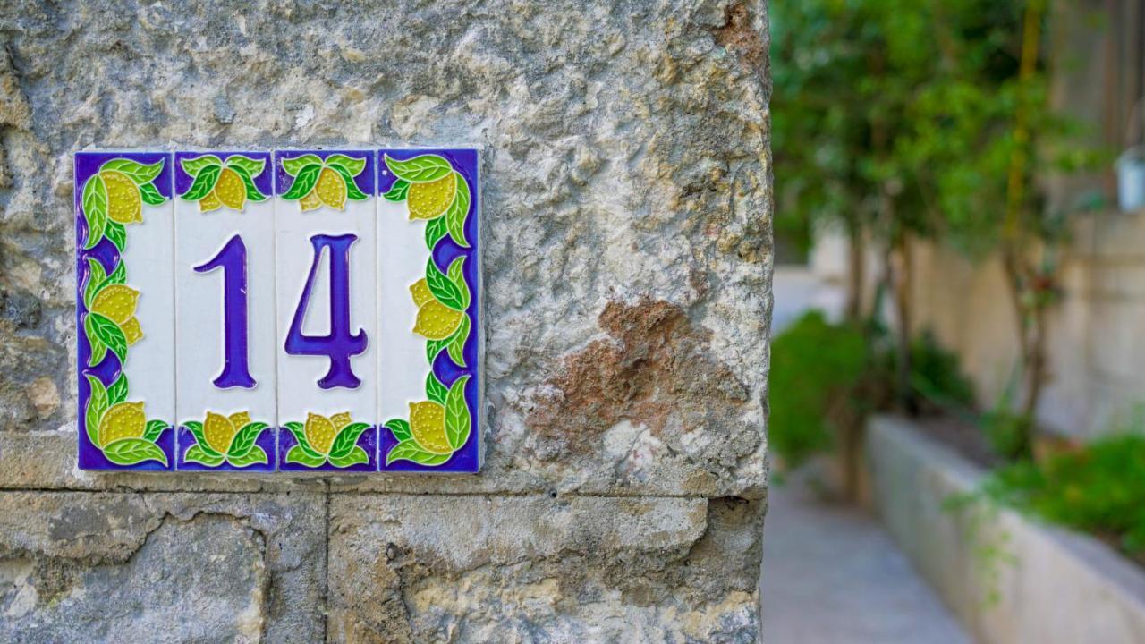Charming Two-Bed Apartment Orange Garden Сутиван Екстериор снимка