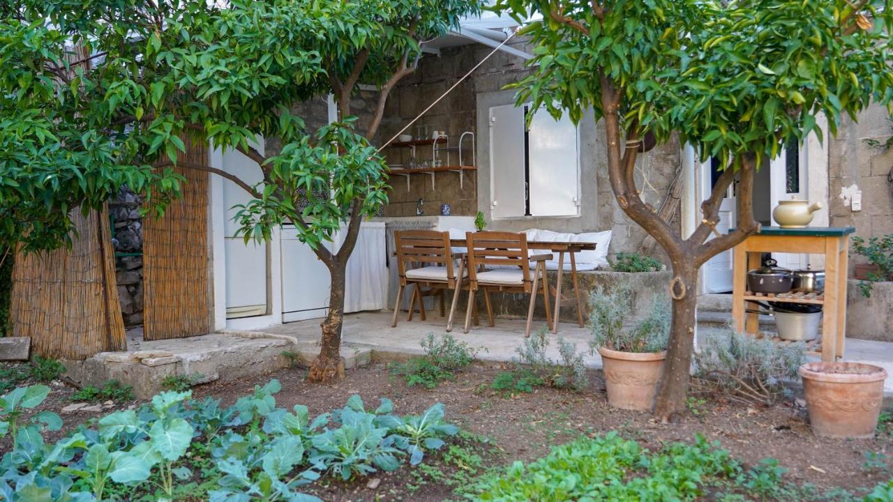 Charming Two-Bed Apartment Orange Garden Сутиван Екстериор снимка