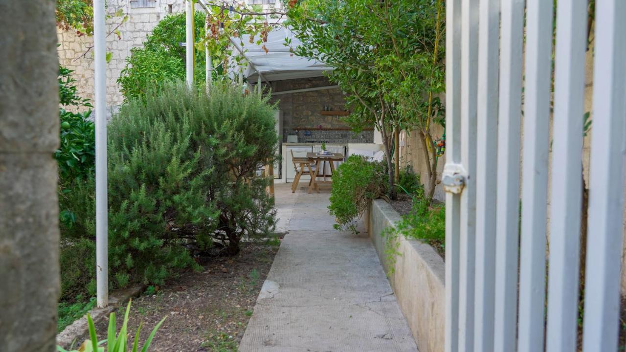 Charming Two-Bed Apartment Orange Garden Сутиван Екстериор снимка