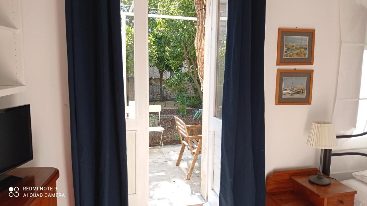 Charming Two-Bed Apartment Orange Garden Сутиван Екстериор снимка